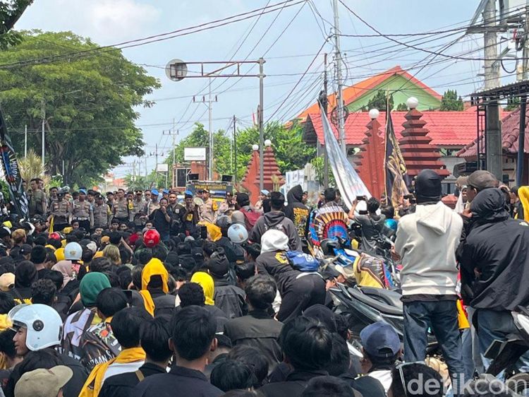 Ratusan Pesilat Datangi PN Mojokerto Kawal Rekannya Jalani Persidangan
