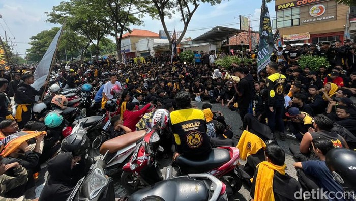 Ratusan pesilat datangi PN Mojokerto kawal persidangan 6 temannya Ratusan pesilat datangi PN Mojokerto kawal persidangan 6 temannya. Akibat aksi ini sejumlah petugas kepolisian melakukan penjagan secara ketat, Rabu (10/1/2024).