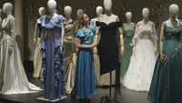 Properti The Crown bakal dilelang setelah musim terakhir serial tersebut tayang. Rumah lelang asal Inggris Bonhams mengumumkan rencana lelang properti The Crown dimulai Februari 2024. (AP Photo/Kin Cheung)  