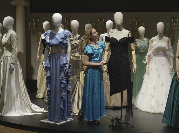 Replika Revenge Dress Putri Diana Bakal Dilelang Usai The Crown Tamat