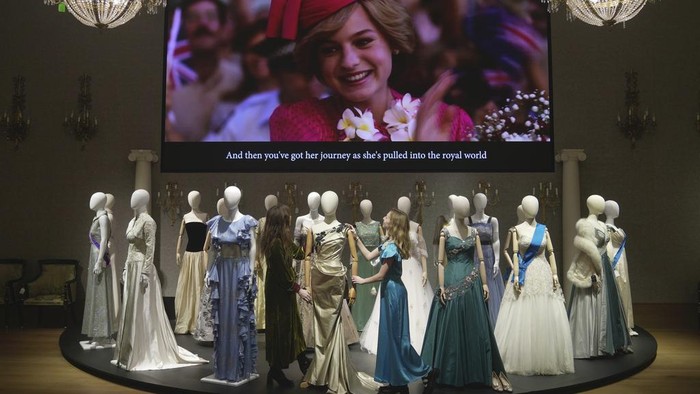 Ratusan Properti-Kostum Serial 'The Crown' Bakal Dilelang The costumes, sets and props from the Netflix series