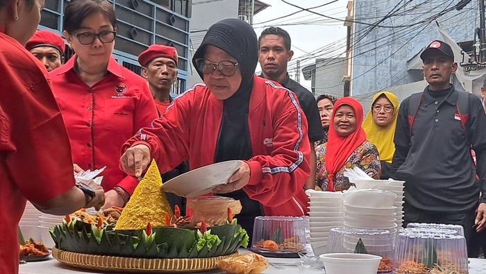 Ketua DPP PDIP Tri Rismaharini atau Risma hadiri perayaan HUT ke-51 PDIP di Kalianyar, Tambora, Jakarta Barat, Rabu (10/1/2024). Risma memotong tumpeng dan membagikannya kepada masyarakat.