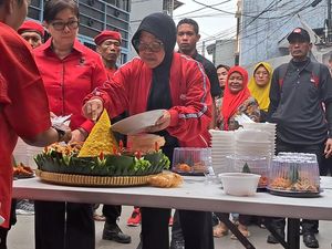 Rayakan HUT PDIP di Tambora Jakbar, Risma Bagi-bagi Tumpeng ke Warga