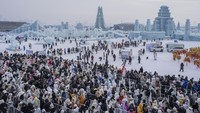 Dalam foto yang dirilis oleh Kantor Berita Xinhua ini, wisatawan berbaris untuk menaiki seluncuran es di Harbin Ice-Snow World di Harbin di Provinsi Heilongjiang, China timur laut. Xie Jianfei/Xinhua via AP