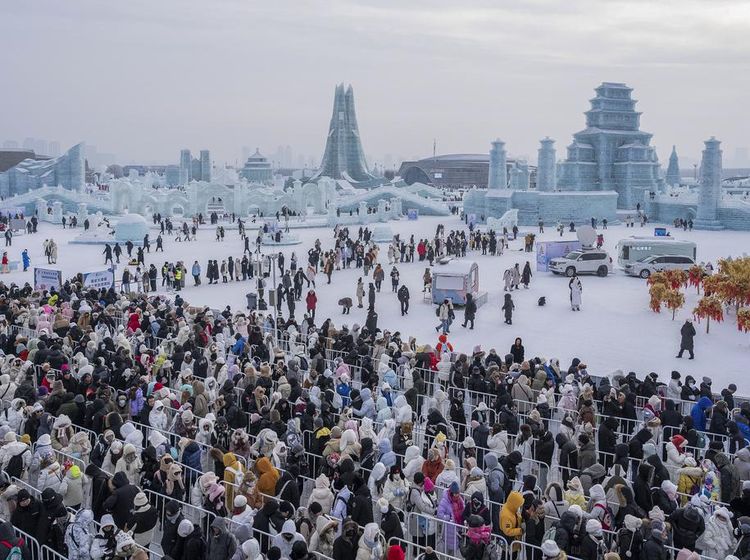 Rekor! Potret Antusias Pengunjung Liburan di Festival Es Harbin