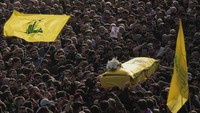 Para pelayat membawa peti mati komandan senior Hizbullah Wissam al-Tawil saat prosesi pemakamannya di desa Khirbet Selm, Lebanon selatan, Selasa (9/1/2024).
