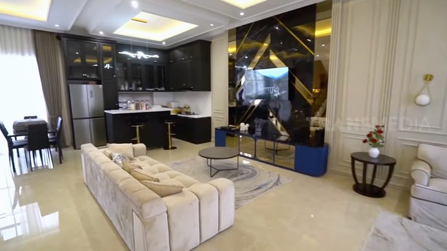 Inilah bagian dalam rumah Aldi Taher yang mengusung tema open space di lantai satunya. Tampak ruang tamu, ruang keluarga dan ruang makan berada dalam satu area tanpa sekat. Foto: Dok. Tangkapan Layar YouTube Trans7 Sobat Misqueen