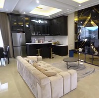 Inilah bagian dalam rumah Aldi Taher yang mengusung tema open space di lantai satunya. Tampak ruang tamu, ruang keluarga dan ruang makan berada dalam satu area tanpa sekat. Foto: Dok. Tangkapan Layar YouTube Trans7 Sobat Misqueen