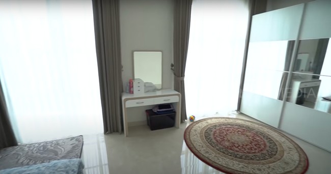 Pada lantai dua rumahnya, ada kamar tidur utama Aldi Taher dan istrinya Salsabillih. Aldi mengatakan spring bed di kamarnya ini merupakan perabotan pertama di rumah dan hadiah dari Jessica Iskandar. Foto: Dok. Tangkapan Layar YouTube Trans7 Sobat Misqueen