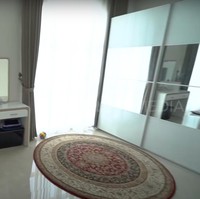 Pada lantai dua rumahnya, ada kamar tidur utama Aldi Taher dan istrinya Salsabillih. Aldi mengatakan spring bed di kamarnya ini merupakan perabotan pertama di rumah dan hadiah dari Jessica Iskandar. Foto: Dok. Tangkapan Layar YouTube Trans7 Sobat Misqueen