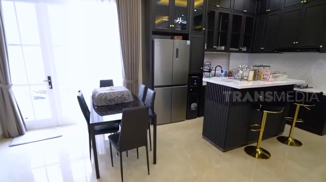Aldi mengatakan hampir seluruh perabotan di rumahnya hadiah dari para teman-teman artisnya. Seperti kitchen set merupakan hadiah dari Atta Halilintar. Sedangkan meja makan merupakan hadiah dari Thariq Halilintar. Foto: Dok. Tangkapan Layar YouTube Trans7 Sobat Misqueen