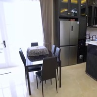 Aldi mengatakan hampir seluruh perabotan di rumahnya hadiah dari para teman-teman artisnya. Seperti kitchen set merupakan hadiah dari Atta Halilintar. Sedangkan meja makan merupakan hadiah dari Thariq Halilintar. Foto: Dok. Tangkapan Layar YouTube Trans7 Sobat Misqueen