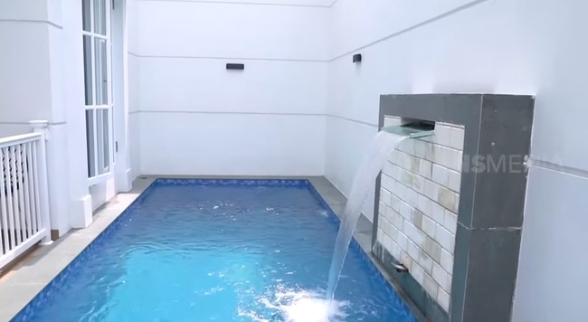 Dilengkapi kolam renang, rumah Aldi Taher ini memiliki luas bangunan 250 m2 dan luas tanah 200 meter. Foto: Dok. Tangkapan Layar YouTube Trans7 Sobat Misqueen