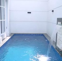 Dilengkapi kolam renang, rumah Aldi Taher ini memiliki luas bangunan 250 m2 dan luas tanah 200 meter. Foto: Dok. Tangkapan Layar YouTube Trans7 Sobat Misqueen