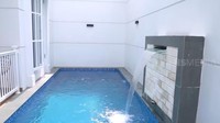 Selain itu, rumah tersebut juga mempunyai kolam renang di dalamnya. Foto: Dok. Tangkapan Layar YouTube Trans7 Sobat Misqueen
