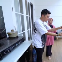 Aldi juga menghadirkan kolam renang di rumah yang baru ditempatinya selama empat bulan itu. Host Sobat Misqueen yang salah fokus pun bertanya pada Aldi, kenapa di dekat kolam renang ada kompor dan tabung gas. Aldi yang gemar bercanda, memberikan jawaban kocak. “Ini konsep terbaru, namanya kitchen pool,” katanya. Foto: Dok. Tangkapan Layar YouTube Trans7 Sobat Misqueen