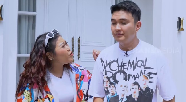 Aldi Taher membuka pintu rumah mewah barunya untuk acara Sobat Misqueen di Trans7. Dua host Sobat Misqueen, Boiyen dan Dede Sunandar membedah rumah Aldi yang tampak depan bergaya klasik modern. Foto: Dok. Tangkapan Layar YouTube Trans7 Sobat Misqueen