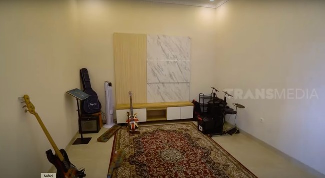 Rumah Aldi Taher juga dilengkapi studio musik. Menurut Aldi, studio sementara ini juga berfungsi sebagai ruangan salat. Foto: Dok. Tangkapan Layar YouTube Trans7 Sobat Misqueen
