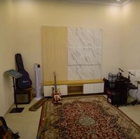 Rumah Aldi Taher juga dilengkapi studio musik. Menurut Aldi, studio sementara ini juga berfungsi sebagai ruangan salat. Foto: Dok. Tangkapan Layar YouTube Trans7 Sobat Misqueen