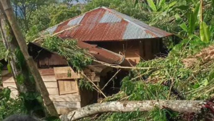 Rumah warga di Tana Toraja rusak diterjang longsor.
