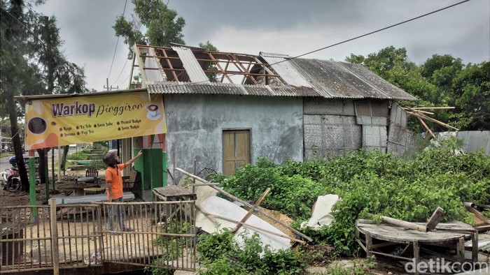 Rumah yang rusak terdampak angin kencang di Sumenep.