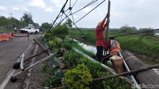 Rumah yang rusak terdampak angin kencang di Sumenep.