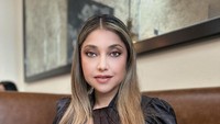 Ibra Azhari kembali ditangkap atas kasus penyalahgunaan narkoba untuk yang keenam kalinya. Sebagai adik, Sarah Azhari ikut menanggapi hal ini. Foto: Instagram @sazarita