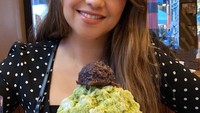 Kalau yang satu ini adalah momen Sarah Azhari saat menikmati dessert. Terlihat semangkok patbingsoo rasa matcha tersaji di mejanya. Foto: Instagram @sazarita