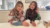 Tak hanya ini, saat ia mampir di gerai pizza pun ia juga memesan teh bersama sang kakak. Terlihat dua gelas teh di genggaman masing-masing. Foto: Instagram @sazarita