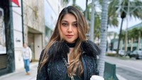 Agaknya Sarah Azhari termasuk pencinta teh. Dalam beberapa momen, ia selalu kedapatan memesan teh, seperti momen saat liburan di luar negeri ini. Foto: Instagram @sazarita