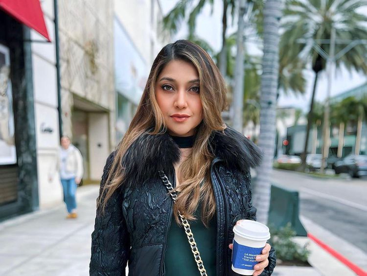 Hobi Kulineran, Begini Keseruan Sarah Azhari saat Ngeteh dan Makan Patbingsoo