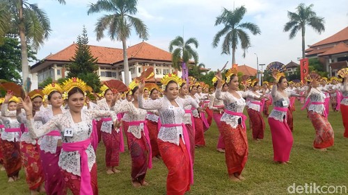 Sebanyak 1.131 orang mementaskan Tari Joged Bumbung di Lapangan Kampus Tengah Universitas Pendidikan Ganesha (Undiksha) Singaraja, Rabu (10/1/2024). (Made Wijaya Kusuma/detikBali)