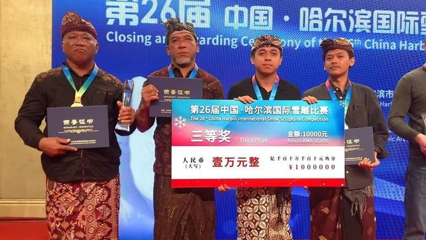Seniman yang tergabung dalam Himpunan Seniman Pecatu, Kuta Selatan, Badung, Bali, mengangkat konsep 'Rwa Bhineda' dalam kompetisi memahat salju di China, 6-9 Januari 2024.