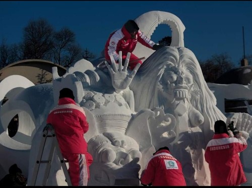 Seniman yang tergabung dalam Himpunan Seniman Pecatu, Kuta Selatan, Badung, Bali, mengangkat konsep Rwa Bhineda dalam kompetisi memahat salju di China, 6-9 Januari 2024. (Foto: Istimewa)