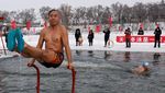 Sensasi Berenang di Sungai Membeku Meriahkan Festival Es Harbin