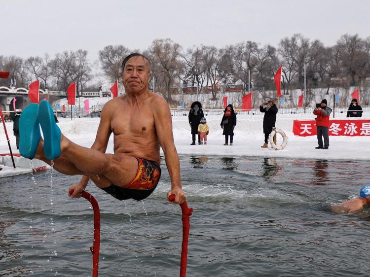 Sensasi Berenang di Sungai Membeku Meriahkan Festival Es Harbin