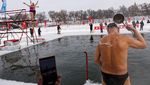 Sensasi Berenang di Sungai Membeku Meriahkan Festival Es Harbin