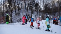 Penggemar olahraga musim dingin mengunjungi lereng pada hari Minggu (7/1) di Resor Ski Yabuli di Harbin, China. Harbin terkenal dengan musim dingin yang sangat dingin dan festival es yang spektakuler.