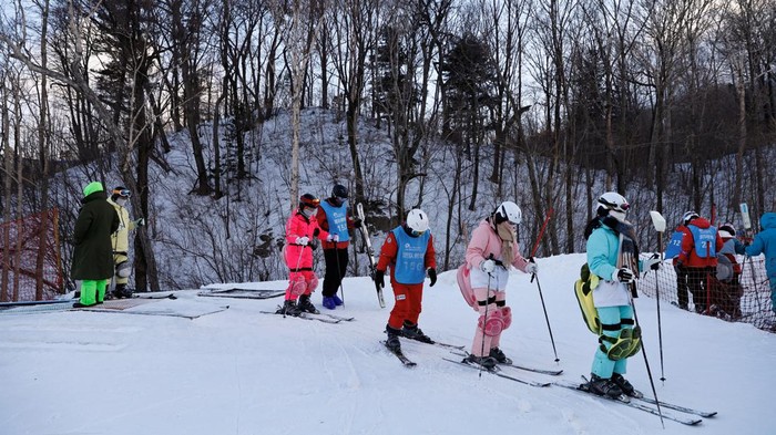 Serunya Bermain Ski Menyusuri Lereng Kota Es Harbin China People ski at the Yabuli ski resort in Harbin, Heilongjiang province, China January 7, 2024. REUTERS/Tingshu Wang