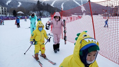 Serunya Bermain Ski Menyusuri Lereng Kota Es Harbin China