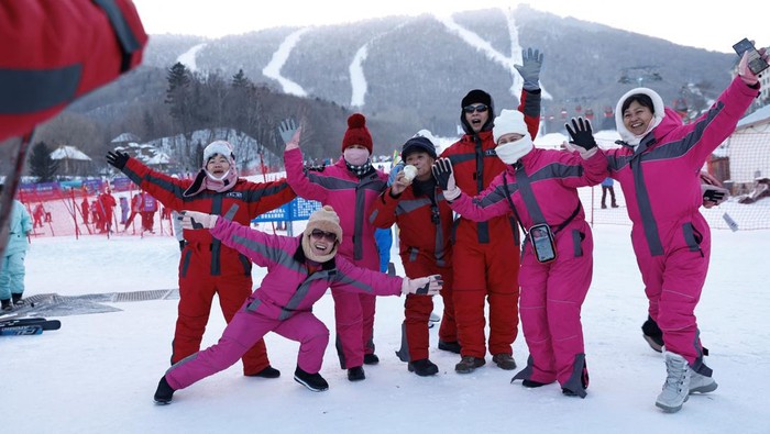 People ski at the Yabuli ski resort in Harbin, Heilongjiang province, China January 7, 2024. REUTERS/Tingshu Wang