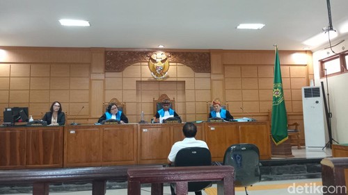 Sidang gugatan perkara dugaan KTP ganda dengan agenda saksi ahli terhadap Disdukcapil Denpasar sebagai tergugat di PTUN Denpasar, Rabu (10/1/2024). (Aryo Mahendro/detikBali)