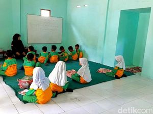 Siswa SD Bondowoso 10 Bulan Belajar di Musala gegara Gedung Sekolah Rusak