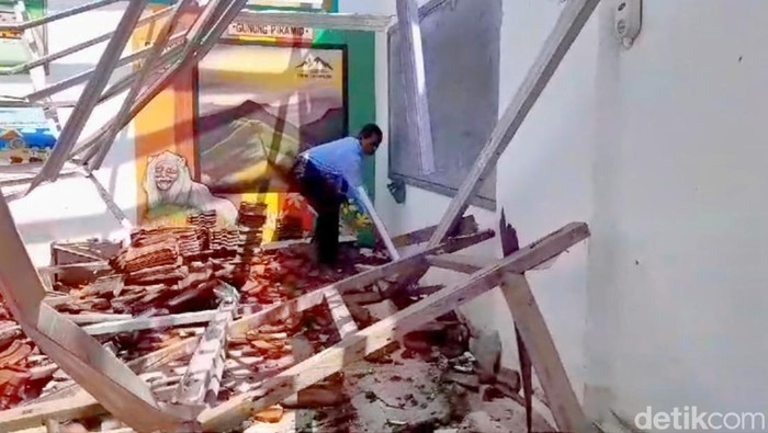 Siswa SD di Bondowoso terpaksa belajar sambil lesehan di musala karena gedung sekolahnya rusak