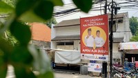 Menurut warga sekitar, spanduk ini dipasang usai debat capres ketiga. Terlihat dalam spanduk keduanya pose dengan gaya bebas. Tangan Anies tampak sedang menunjuk ke arah depan, sedangkan Cak Imin bergaya santai. 