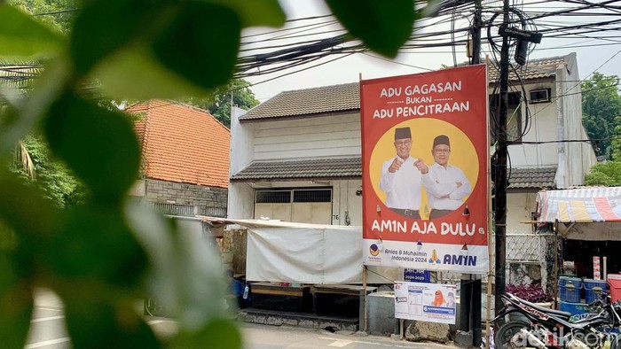 Spanduk AMIN bertuliskan 'Adu Gagasan, Bukan Adu Pecitraaan' muncul di Jalan Kepu, Kemayoran, Jakarta. Spanduk ini dipasang usai debat capres ketiga.