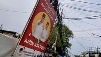 Di spanduk itu, keduanya mengenakan pakaian kemeja putih dan peci hitam dengan tulisan Adu Gagasan, Bukan Adu Pecitraaan. 