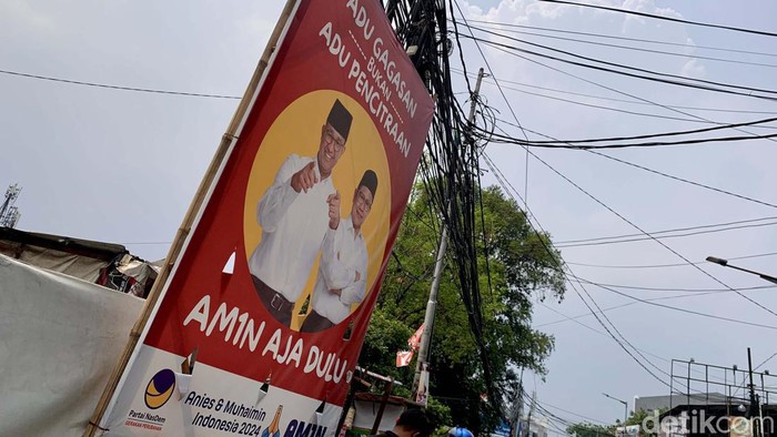 Spanduk AMIN 'Adu Gagasan Bukan Adu Pecitraan Muncul' di Jalan Kepu Jakpus Spanduk AMIN bertuliskan 'Adu Gagasan, Bukan Adu Pecitraaan' muncul di Jalan Kepu, Kemayoran, Jakarta. Spanduk ini dipasang usai debat capres ketiga.