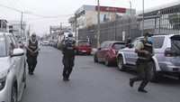 Polisi kemudian menuju ke lokasi kejadian. Polisi langsung menangani kejadian itu. (AP Photo/Cesar Munoz)