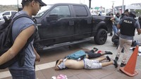 Sebagai tanggapan, para gangster menyandera beberapa petugas polisi. Mereka merilis video mengerikan di mana salah satu dari mereka dipaksa membacakan pesan yang ditujukan kepada Noboa. (AP Photo/Cesar Munoz)